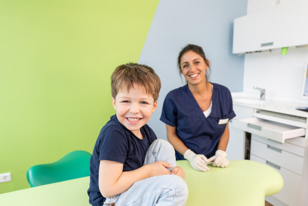 Kind beim entspannten Besuch beim Kinderzahnarzt in München