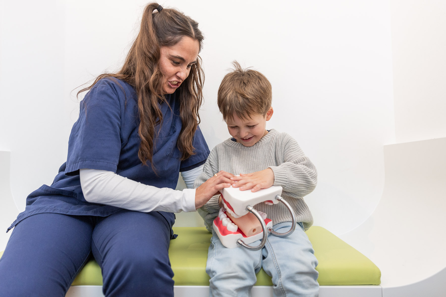 Kinderzahnklinik München: fünf Irrtümer, die Eltern unnötig verunsichern